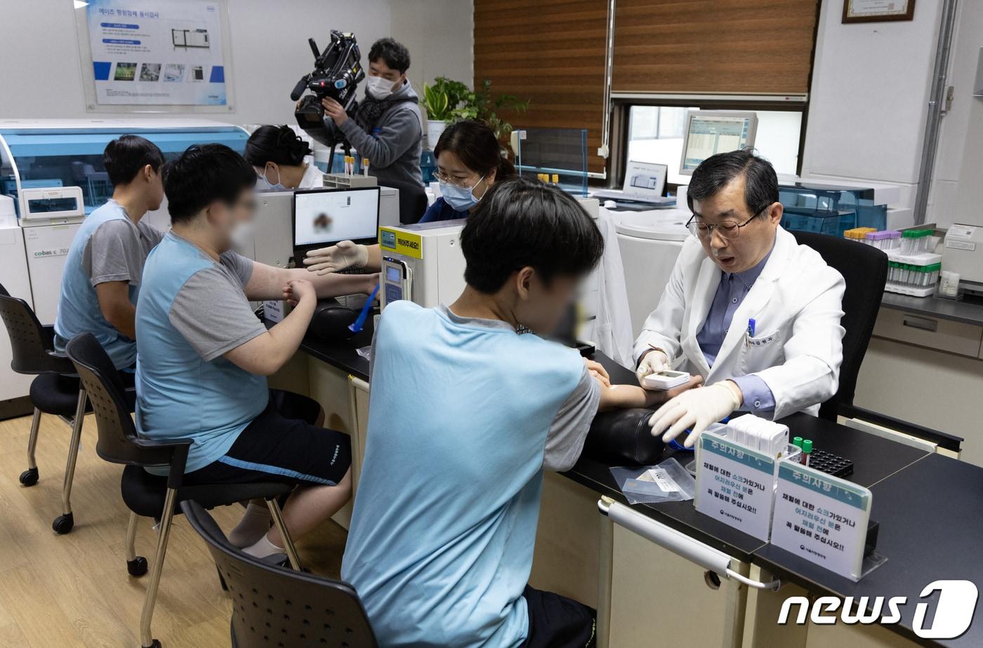 본문 이미지 - 서울 영등포구 서울지방병무청 제1병역판정검사장에서 입영대상자들이 채혈검사를 하고 있다. 2024.2.1/뉴스1 ⓒ News1 이재명 기자