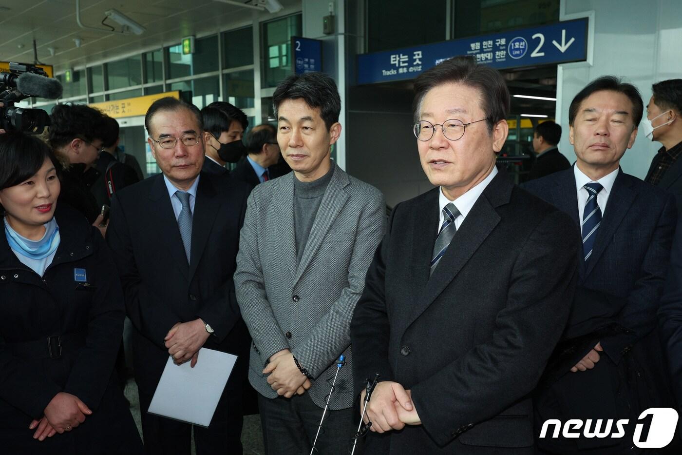 본문 이미지 - 이재명 더불어민주당 대표가 1일 서울 구로구 신도림역을 방문해 지상 철로를 살펴보고 있다. 이 대표는 이날 '수도권 지상철도 지하화' 총선 공약을 발표한다. 2024.2.1/뉴스1 ⓒ News1 신웅수 기자