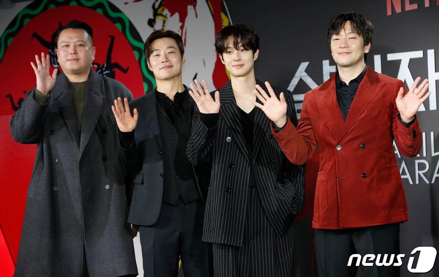 본문 이미지 - 배우 이창희 감독(왼쪽부터)과 배우 이희준, 최우식, 손석구가 1일 서울 용산구 몬드리안 서울 이태원 호텔에서 진행된 넷플릭스 오리지널 시리즈 ‘살인자ㅇ난감’(각본 김다민/연출 이창희) 제작발표회에서 포즈를 취하고 있다. ‘살인자ㅇ난감’은 동명의 네이버 웹툰이 원작으로, 우연히 살인을 시작하게 된 평범한 남자 이탕(최우식 분)과 그를 지독하게 쫓는 형사 장난감(손석구 분)의 이야기를 그렸다. 2024.2.1/뉴스1 ⓒ News1 권현진 기자