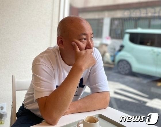 본문 이미지 - '주호민 아들 아동학대' 혐의로 기소된 특수교사가 1심에서 벌금 200만원에 선고를 유예한 가운데, 주호민은 오늘 이에 대한 입장을 밝힐 것으로 예상된다.