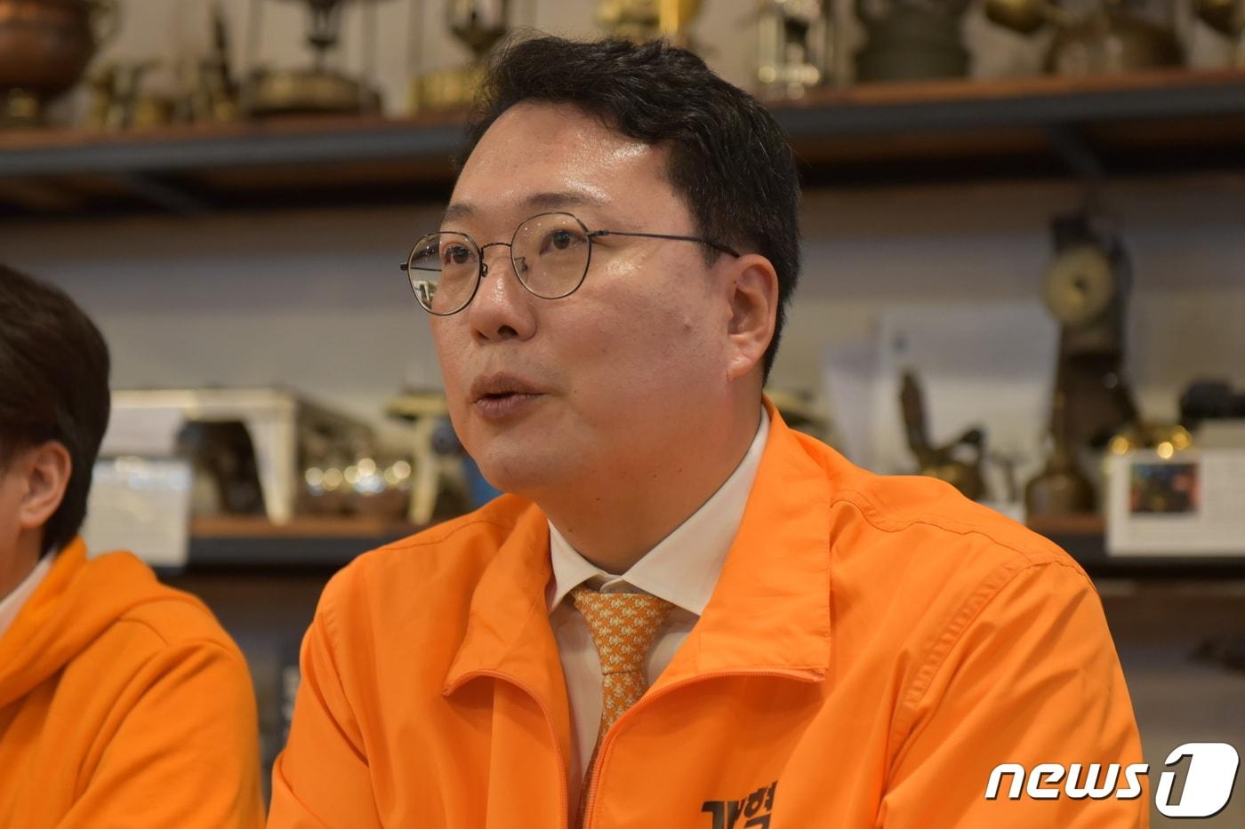 본문 이미지 - 천하람 개혁신당 최고위원이 1일 전남 순천시 조곡동 한 제과점에서 당 지도부와 함께 기자간담회를 갖고 발언 하고 있다.2024.2.1/뉴스1 ⓒ News1 김동수 기자