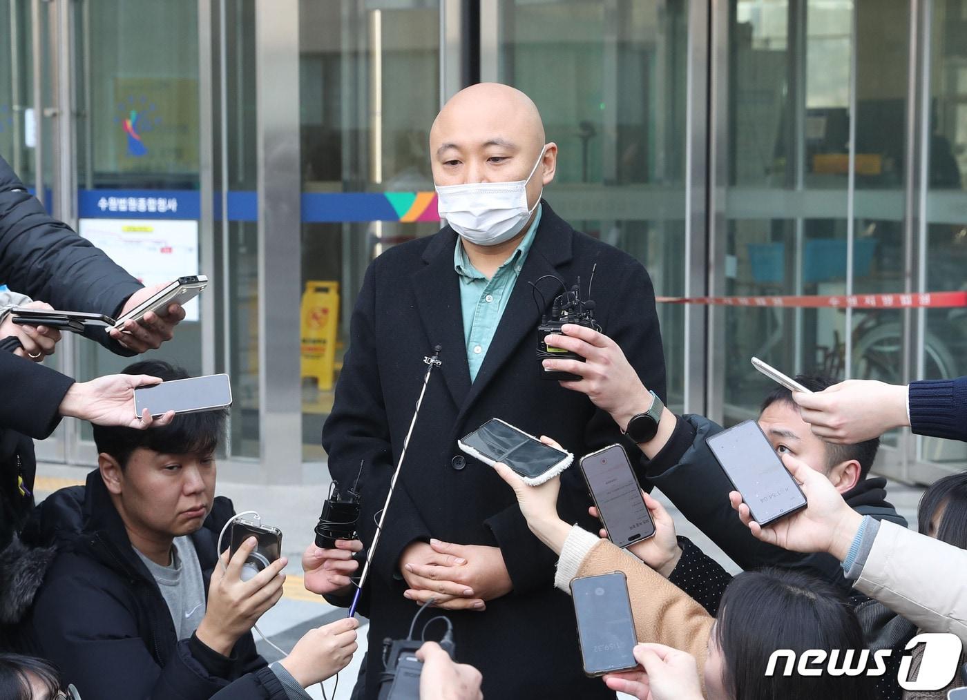 본문 이미지 - 웹툰작가 주호민이 1일 오전 경기 수원시 영통구 수원지방법원에서 취재진의 질문에 답하고 있다. 이날 '주호민 아들 아동학대' 혐의로 기소된 특수교사가 1심에서 벌금 200만원 선고유예를 받았다. 2024.2.1/뉴스1 ⓒ News1 김영운 기자