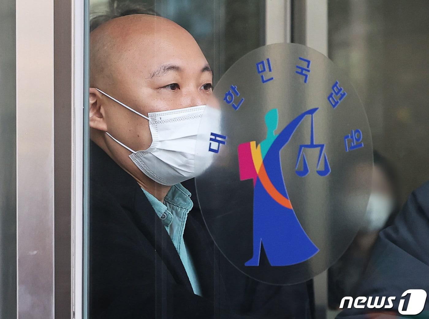 본문 이미지 - 웹툰작가 주호민이 1일 오전 경기 수원시 영통구 수원지방법원을 나오고 있다.&#40;공동취재&#41; 2024.2.1/뉴스1 ⓒ News1 김영운 기자