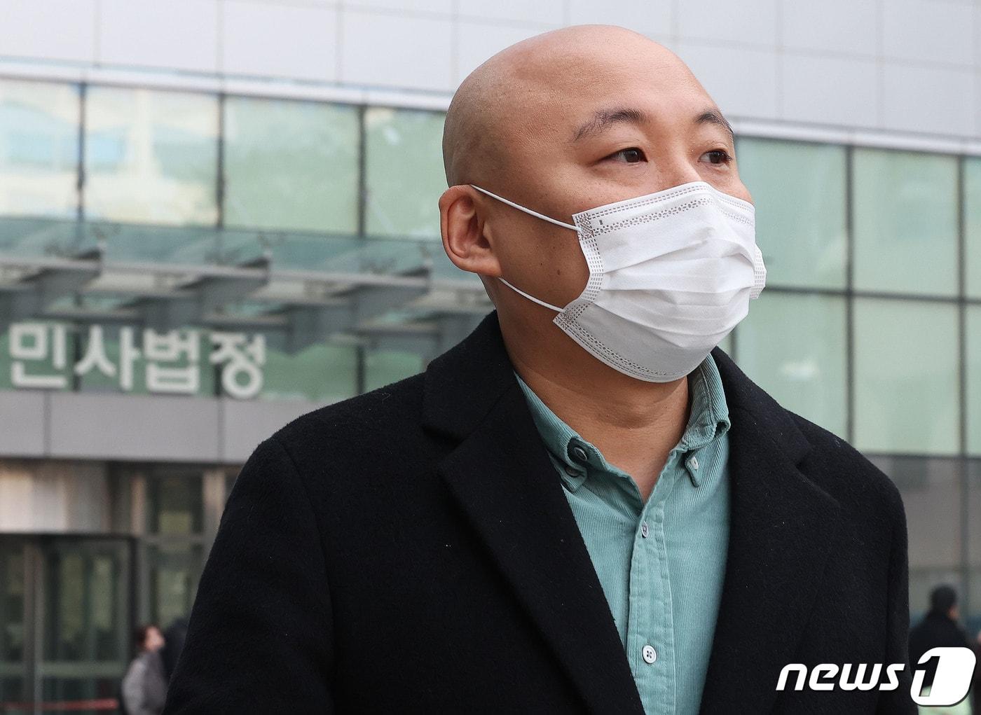 본문 이미지 - 웹툰작가 주호민이 1일 오전 경기 수원시 영통구 수원지방법원을 나오고 있다. 이날 &#39;주호민 아들 아동학대&#39; 혐의로 기소된 특수교사가 1심에서 벌금 200만원 선고유예를 받았다. &#40;공동취재&#41; 2024.2.1/뉴스1 ⓒ News1 김영운 기자