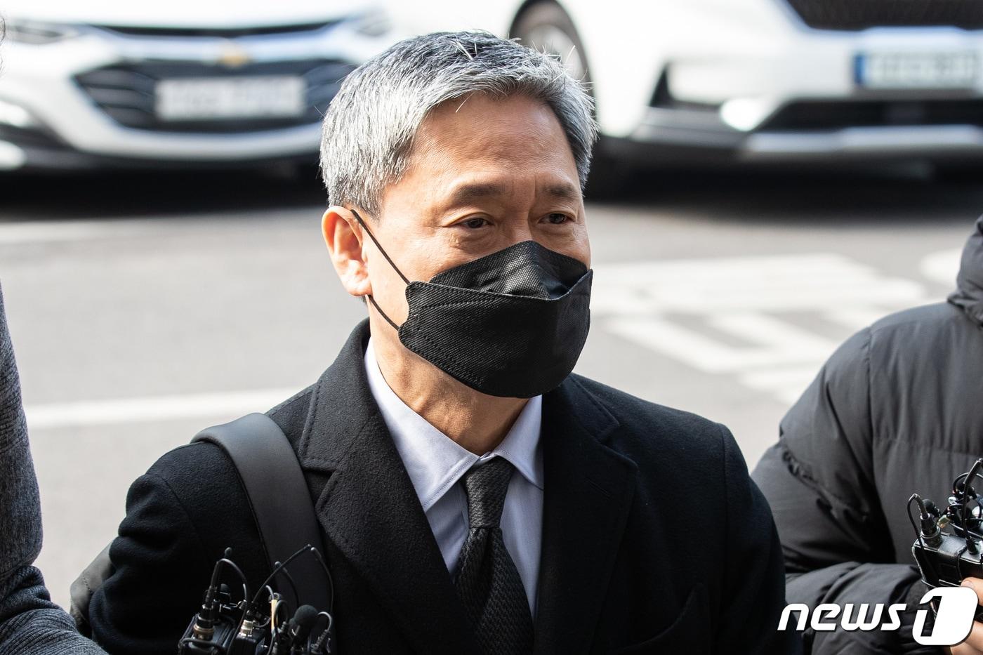 '드라마 제작사 고가 인수 의혹'을 받는 김성수 카카오엔터테인먼트 대표가 지난해 2월 1일 서울 양천구 남부지방법원에서 열린 구속 전 피의자 심문(영장실질심사)에 출석하고 있다. 2024.2.1/뉴스1 ⓒ News1 유승관 기자
