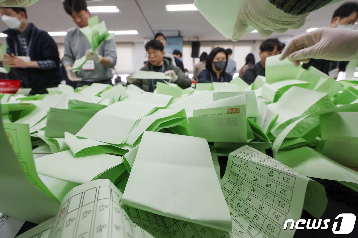 본문 이미지 - 지난 1일 오후 서울 종로구 서울시선거관리위원회에서 열린 '제22대 국회의원선거 모의개표 실습'에서 선관위 관계자들이 비례대표 투표용지 수검표 실습을 하고 있다. 2024.2.1/뉴스1 ⓒ News1 민경석 기자