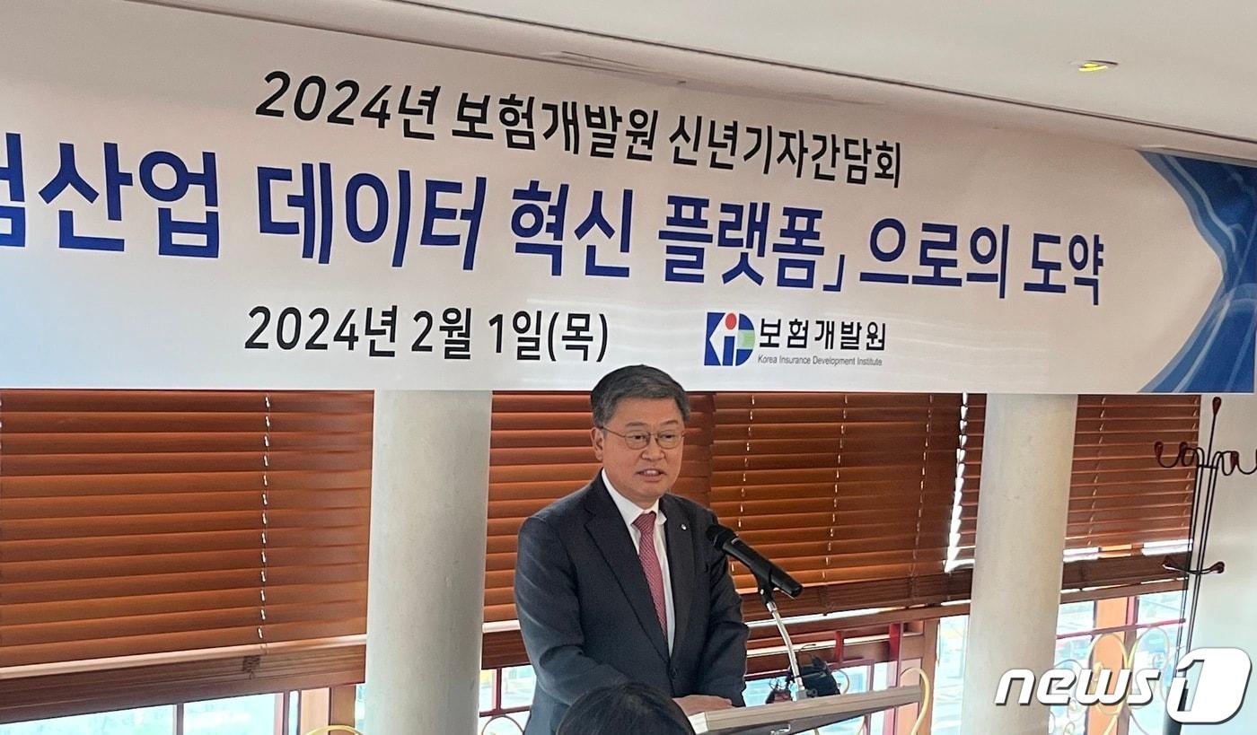 본문 이미지 - 허창언 보험개발원장이 신년간담회 현장에서 올해 주요 사업에 대해 소개하고 있다. /뉴스1 ⓒ News1 신민경 기자