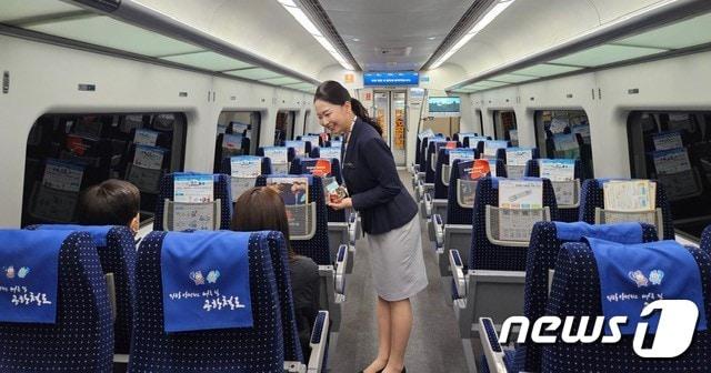 본문 이미지 - 공항철도 직통열차에서 객실승무원이 고객에게 사전에 구매한 교통카드를 전달하는 모습.(공항철도 제공)