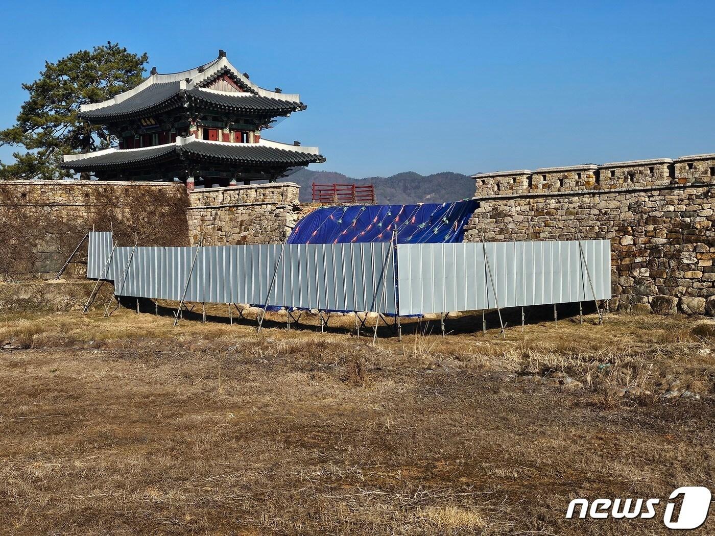 본문 이미지 - 국가문화재로 지정된 전남 강진 전라병영성 성벽 15m정도가 1월21일 붕괴해 관광객 출입이 통제되고 있다.(강진군 제공)2024.2.1/뉴스1 ⓒ News1