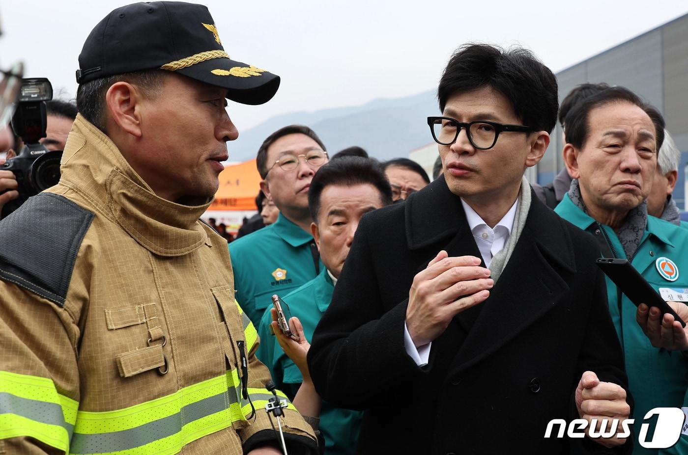 한동훈 국민의힘 비상대책위원장이 1일 오후 경북 문경시 신기동의 한 육가공업체 공장 화재 현장을 찾아 브리핑을 보고받고 있다. (공동취재) 2024.2.1/뉴스1 ⓒ News1 공정식 기자