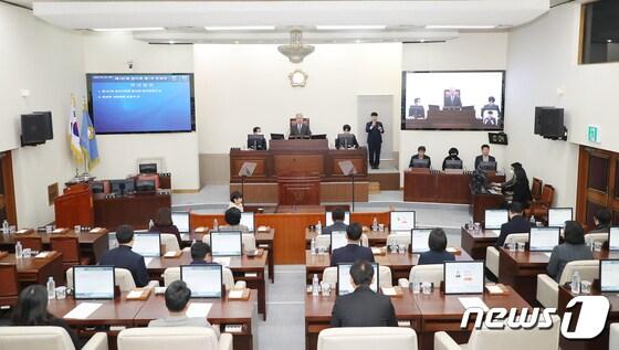본문 이미지 - 경남 양산시의회는 지난달 29일 제197회 임시회를 열고 김 의원에 대한 징계요구서를 본회의에 보고하고, 윤리특별위원회 회부를 위한 회의를 진행했다. (양산시의회 제공)