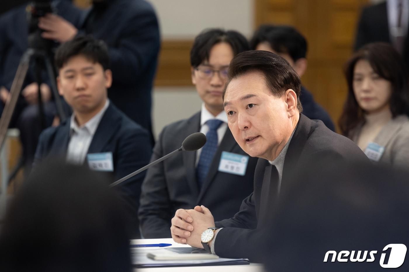 본문 이미지 - 윤석열 대통령이 지난 1일 경기 성남 분당서울대학교병원 헬스케어혁신파크에서 '생명과 지역을 살리는 의료개혁'을 주제로 열린 여덟 번째 국민과 함께하는 민생토론회에서 발언하고 있다. (대통령실 제공) 2024.2.1/뉴스1 ⓒ News1 오대일 기자