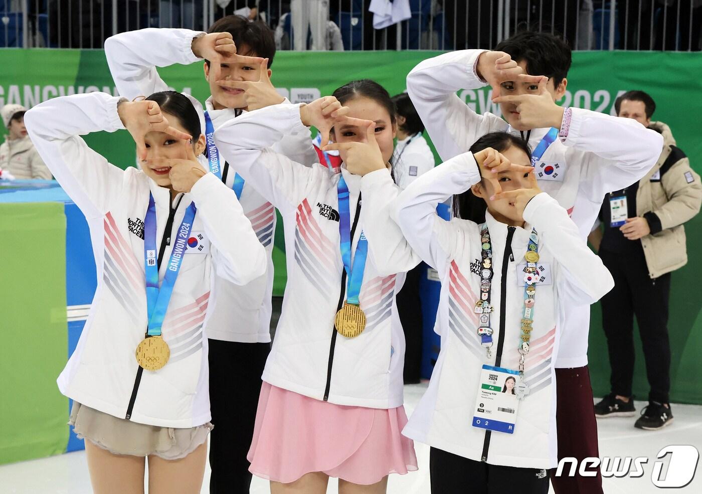 본문 이미지 - 2024 강원동계청소년올림픽 피겨 스케이팅 단체전에서 금메달을 차지한 대한민국 피겨 신지아, 김현겸, 김지니. 이나무, 김유성이 1일 오후 강원 강릉 올림픽파크 강릉아이스아레나에서 시상식을 마친 뒤 함께 찰칵 세리머니를 하고 있다. 2024.2.1/뉴스1 ⓒ News1 김진환 기자