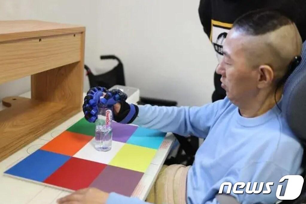 본문 이미지 - 중국 칭화대가 공개한 NEO 이식한 첫번째 환자의 모습을 공개했다. (사진 출처=칭화대 공식 계정)