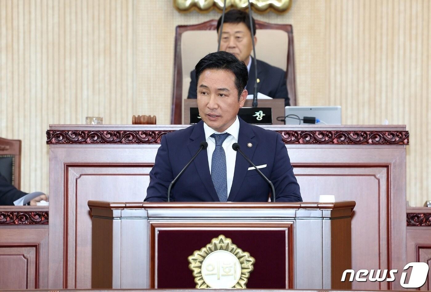 본문 이미지 - 1일 경기 고양시의회 본회의장에서 '5분 발언'을 통해 고양시의 데이터센터 직권취소를 요구하고 있는 이철조 고양시의원. (고양시의회 제공)