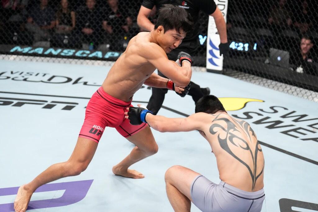 본문 이미지 -  이정영(왼쪽)의 경기 장면. (UFC 제공)