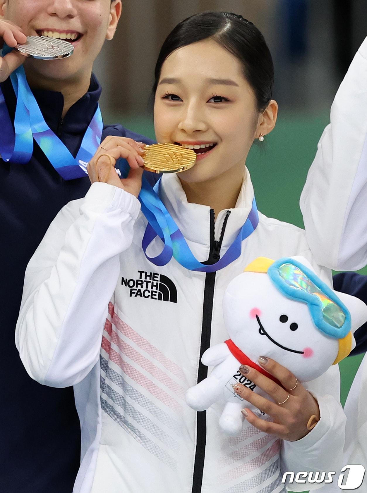 본문 이미지 - 2024 강원동계청소년올림픽 피겨 스케이팅 단체전에서 금메달을 차지한 대한민국 피겨 신지아가 1일 오후 강원 강릉 올림픽파크 강릉아이스아레나에서 시상식을 마친 뒤 금메달을 깨물며 기념 촬영을 하고 있다. 2024.2.1/뉴스1 ⓒ News1 김진환 기자