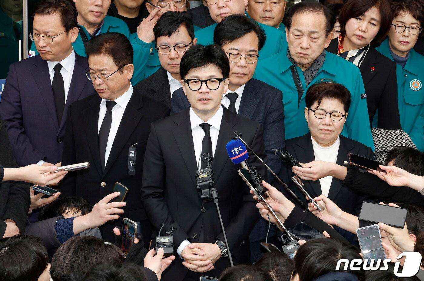 본문 이미지 - 한동훈 국민의힘 비상대책위원장이 1일 오후 경북 문경시 문경장례식장에서 육가공공장 화재현장에 투입됐다 순직한 구조대원의 조문을 마친 뒤 기자들의 질문에 답하고 있다. (공동취재) 2024.2.1/뉴스1 ⓒ News1 임세영 기자