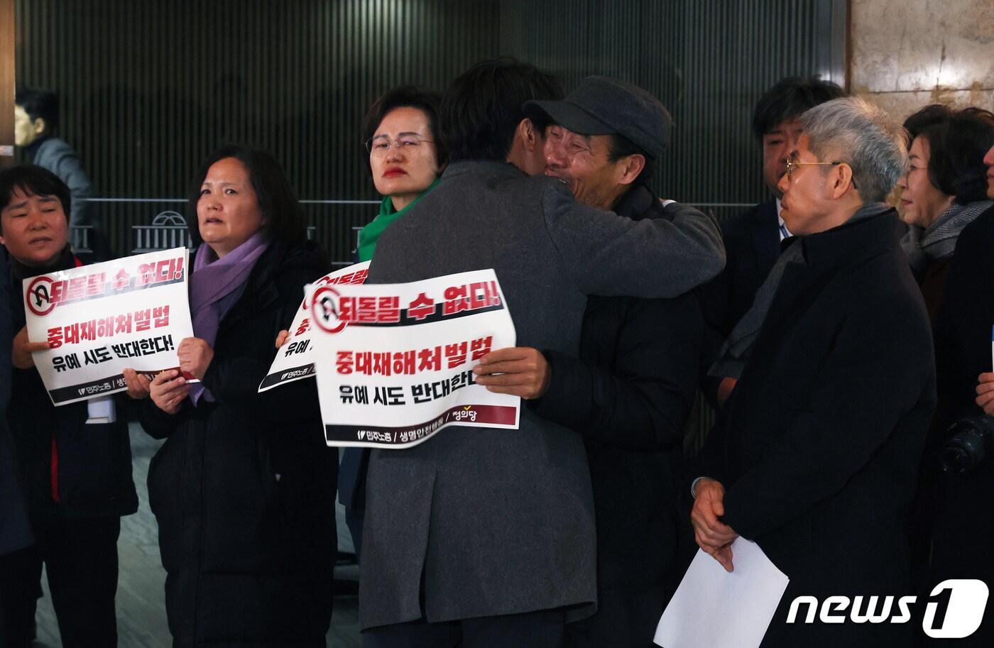 본문 이미지 - 이탄희 더불어민주당 의원이 1일 서울 여의도 국회에서 비공개로 열린 더불어민주당 의원총회 회의장 앞에서 '중대재해처벌법 개악 협상 중단 촉구' 피켓팅을 정의당과 한국노총, 민주노총 회원들을 격려하고 있다. 2024.2.1/뉴스1 ⓒ News1 송원영 기자