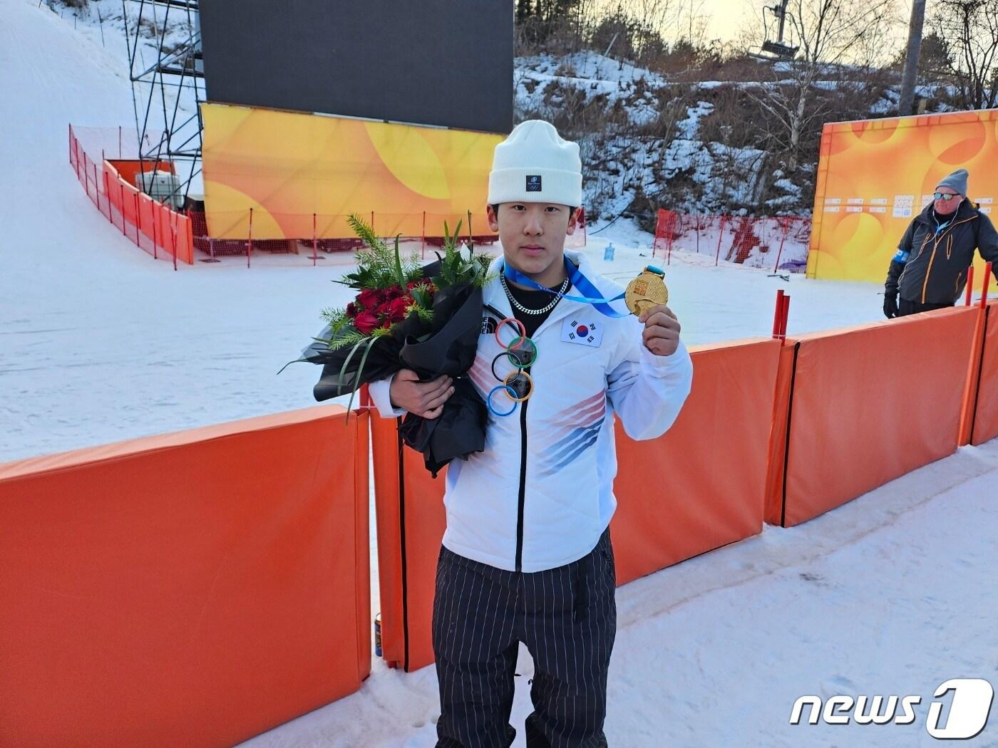 본문 이미지 - 이채운이 1일 열린 강원2024 스노보드 남자 하프파이프에서 금메달을 획득했다. ⓒ News1