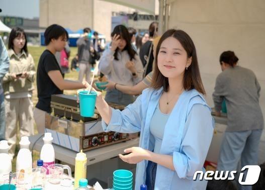 본문 이미지 - 과거 다회용기 사용 등 친환경적인 대학 축제 선도 사례. (서울시 제공) ⓒ 뉴스1