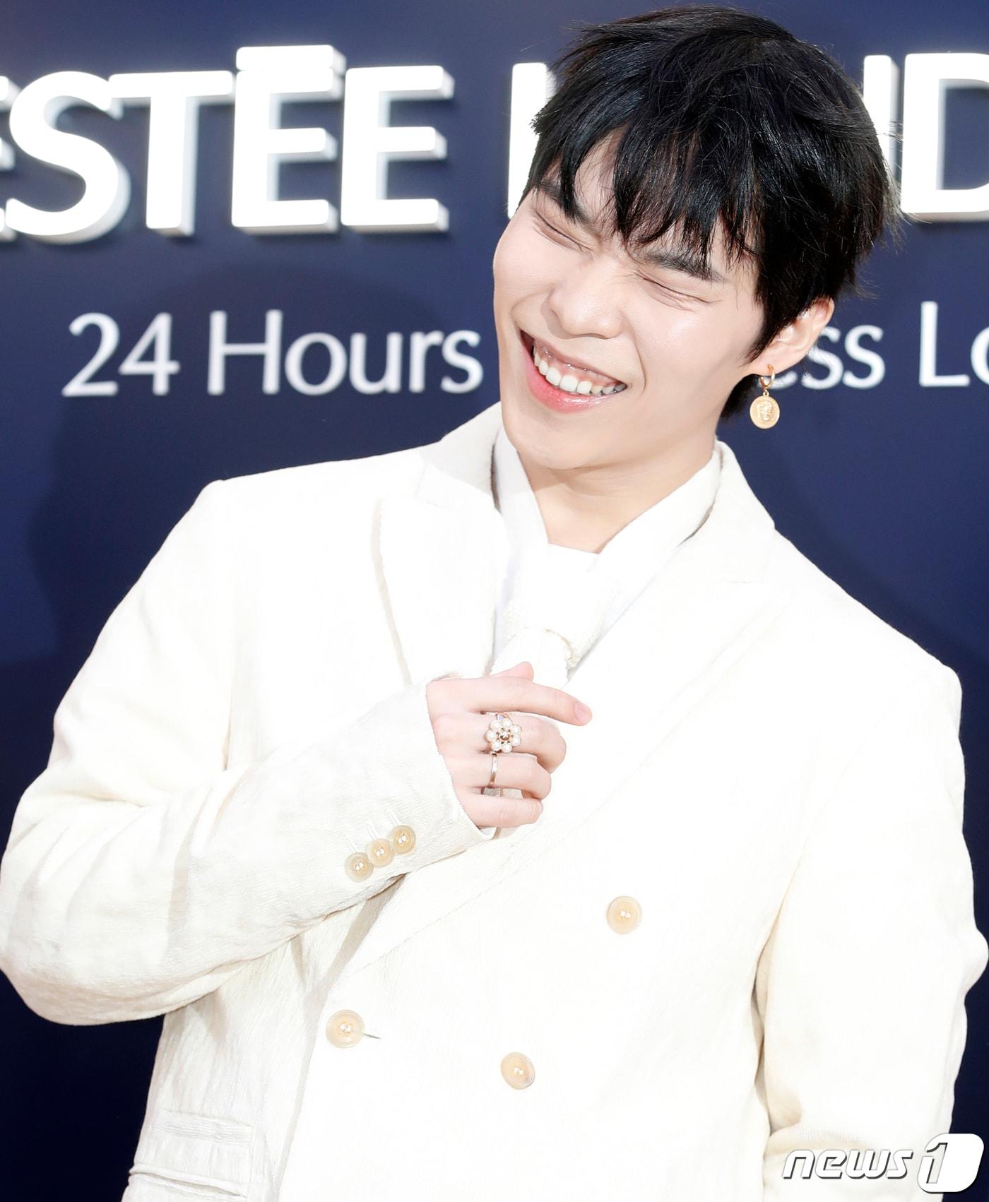 본문 이미지 - AKMU 이찬혁이 1일 오후 서울 성수동에서 진행된 한 메크업 브랜드의 팝업 스토어 오픈 행사에서 웃음보를 터트리고 있다. 2024.2.1/뉴스1 ⓒ News1 권현진 기자