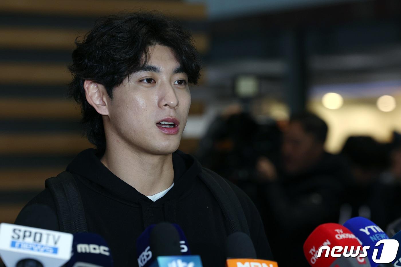 샌프란시스코 자이언츠와 계약으로 미국 메이저리그(MLB)에 진출한 이정후가 1일 오후 인천국제공항 2터미널에서 출국에 앞서 취재진과 인터뷰를 하고 있다. 2024.2.1/뉴스1 ⓒ News1 박정호 기자