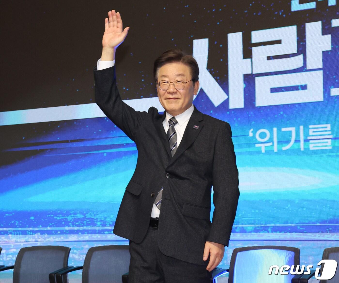 본문 이미지 - 이재명 더불어민주당 대표가 1일 밤 서울 여의도 국회 의원회관에서 열린 더불어민주당 콘서트 '사람과 미래' 출정식에서 손을 들어 인사하고 있다. 2024.2.1/뉴스1 ⓒ News1 송원영 기자