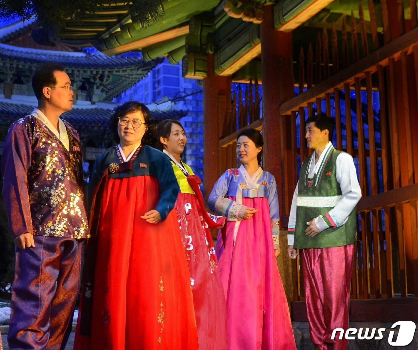 본문 이미지 - (평양 노동신문=뉴스1) = 북한 노동당 기관지 노동신문은 10일 설 명절을 맞아 세배와 설빔 등 민속 전통 문화를 소개했다. [국내에서만 사용가능. 재배포 금지. DB 금지. For Use Only in the Republic of Korea. Redistribution Prohibited] rodongphoto@news1.kr