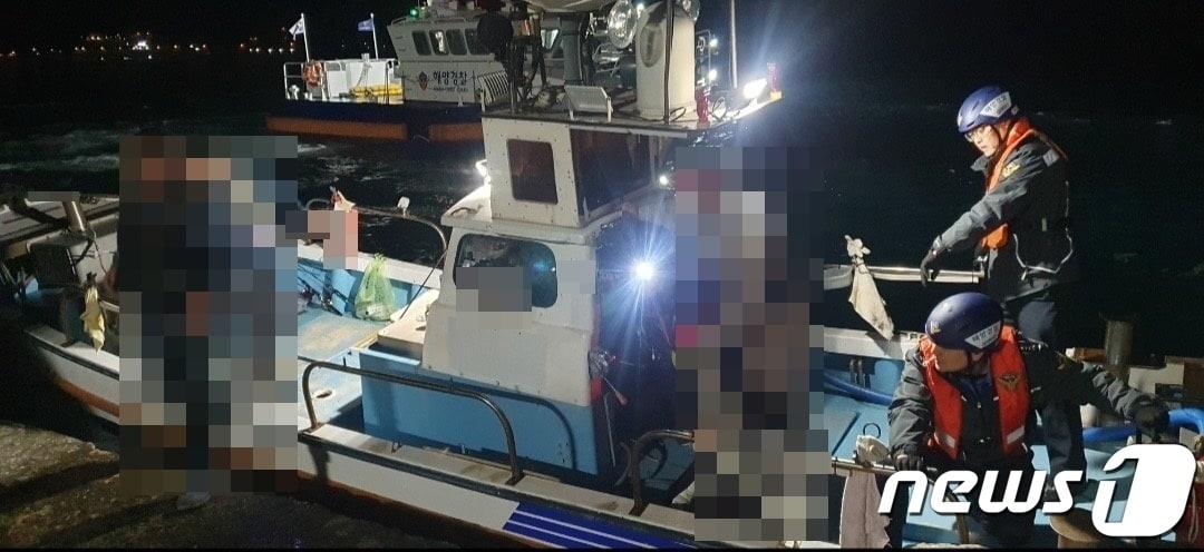 본문 이미지 - 해경이 침수된 모터보트에서 구조작업을 펼치고 있다.(창원해경 제공)