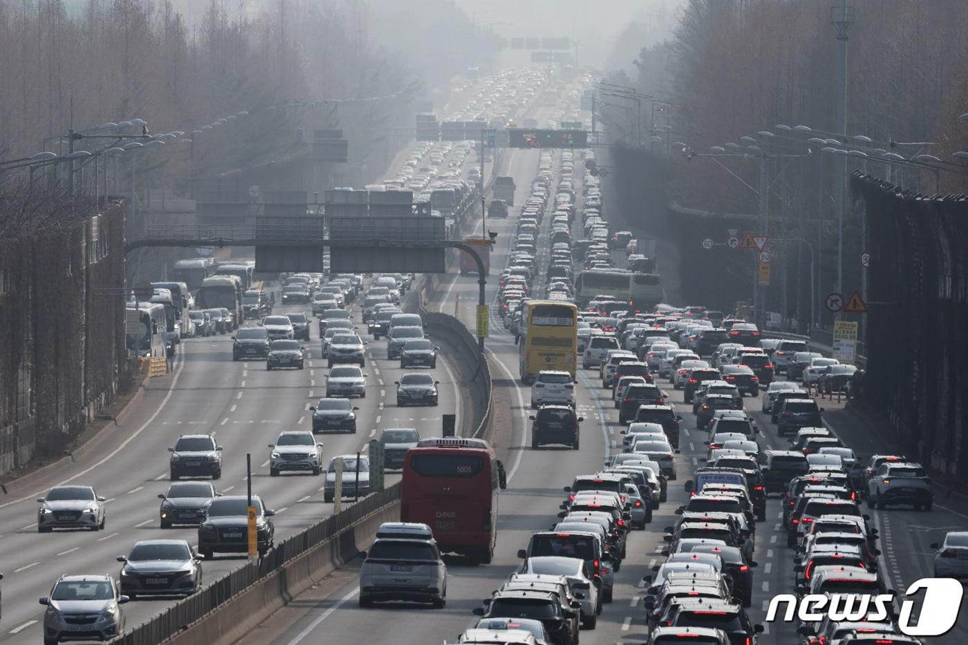본문 이미지 - 설 연휴 서울 서초구 경부고속도로 잠원 IC 인근 도로가 차량으로 정체를 빚고 있다. 2024.2.10/뉴스1 ⓒ News1 신웅수 기자