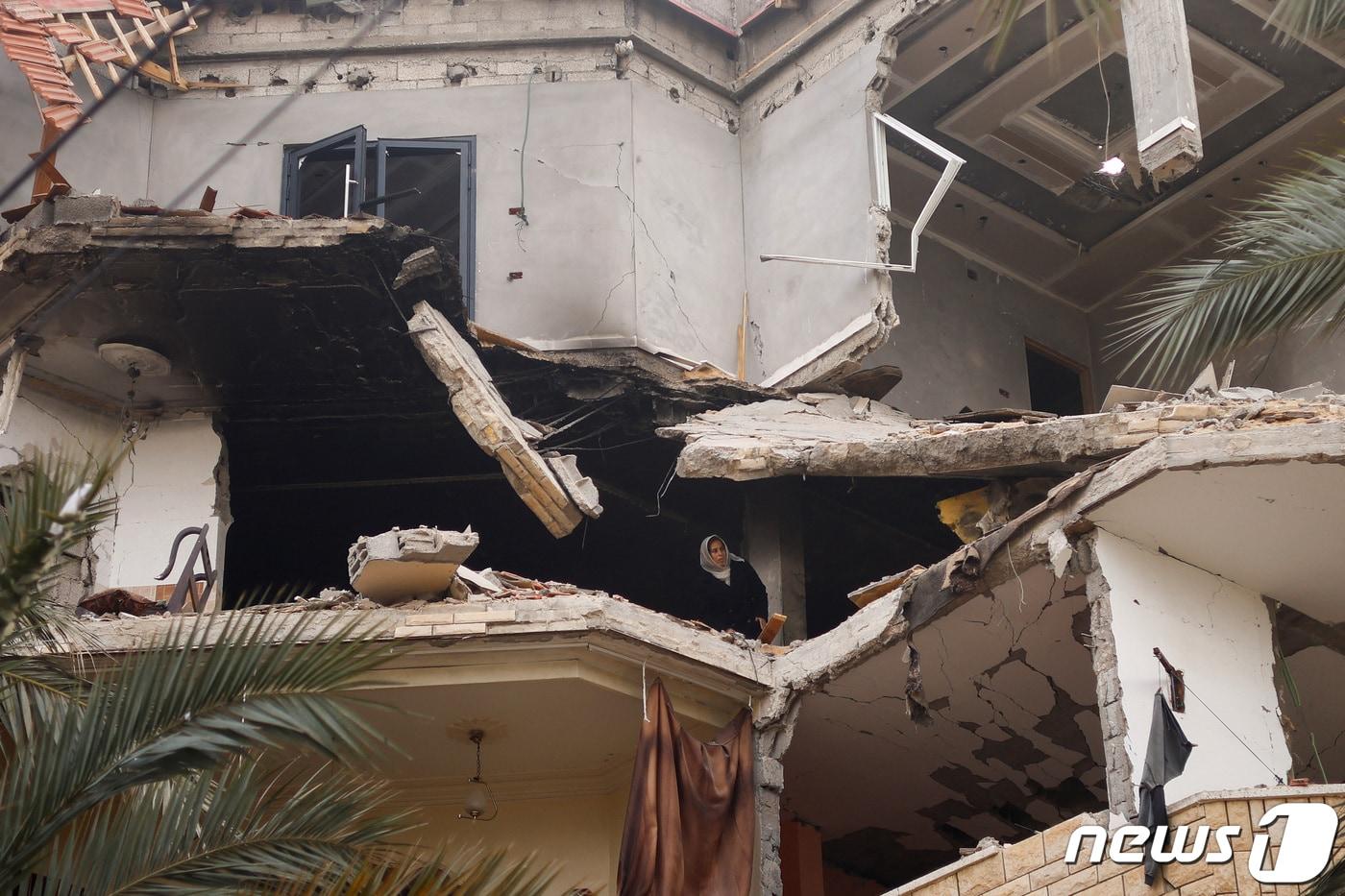 본문 이미지 - 10일(현지시간) 밤새 가자지구 최남단 라파에선 이스라엘군의 공습이 계속돼 혀지 당국 추산 라파에서만 최소 25명이 목숨을 잃었다. 사진은 공습으로 파괴된 주택 단지에서 이날 주민 1명이 자신의 집을 직접 수색하는 모습. 2024.2.10. ⓒ 로이터=뉴스1 ⓒ News1 김성식 기자