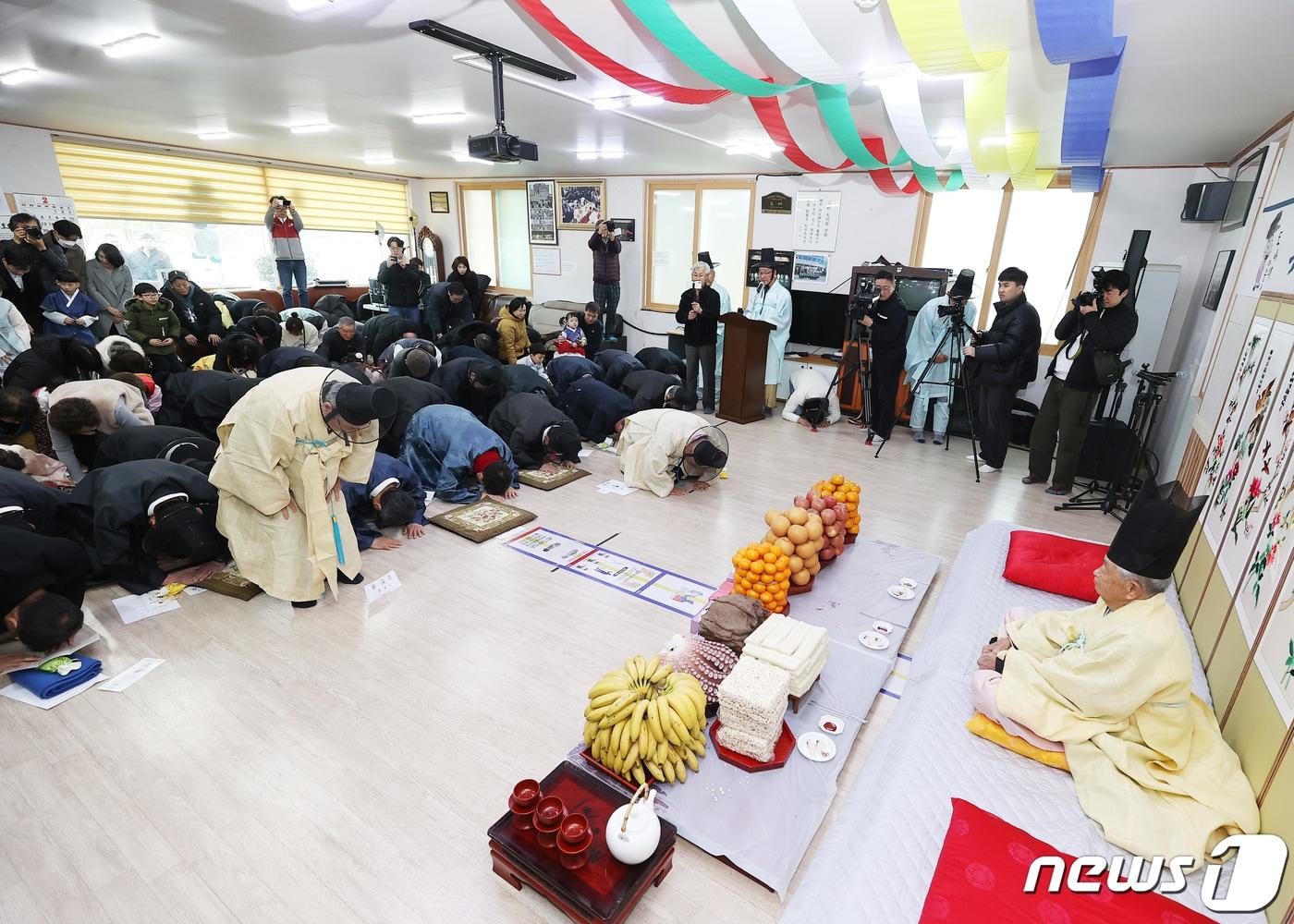 본문 이미지 - 설 연휴인 11일 강원 강릉시 성산면 위촌리 위촌전통문화전승회관에서 440년이 넘는 전통을 가진 세배행사 '2024 위촌리 도배례'가 열리고 있다.(강릉시 제공) 2024.2.11/뉴스1