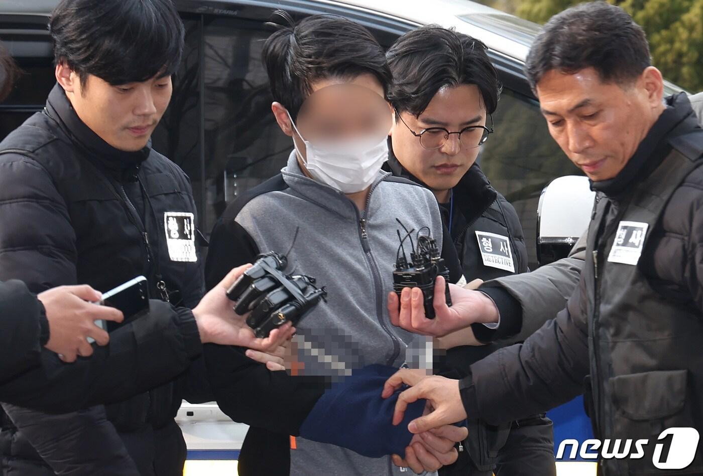 본문 이미지 - 설 연휴 술에 취해 모친을 살해한 30대 A씨가 11일 오후 경기 고양시 의정부지방법원 고양지원에서 열린 구속 전 피의자 심문(영장실질심사)에 출석하고 있다.2024.2.11/뉴스1 ⓒ News1 김민지 기자