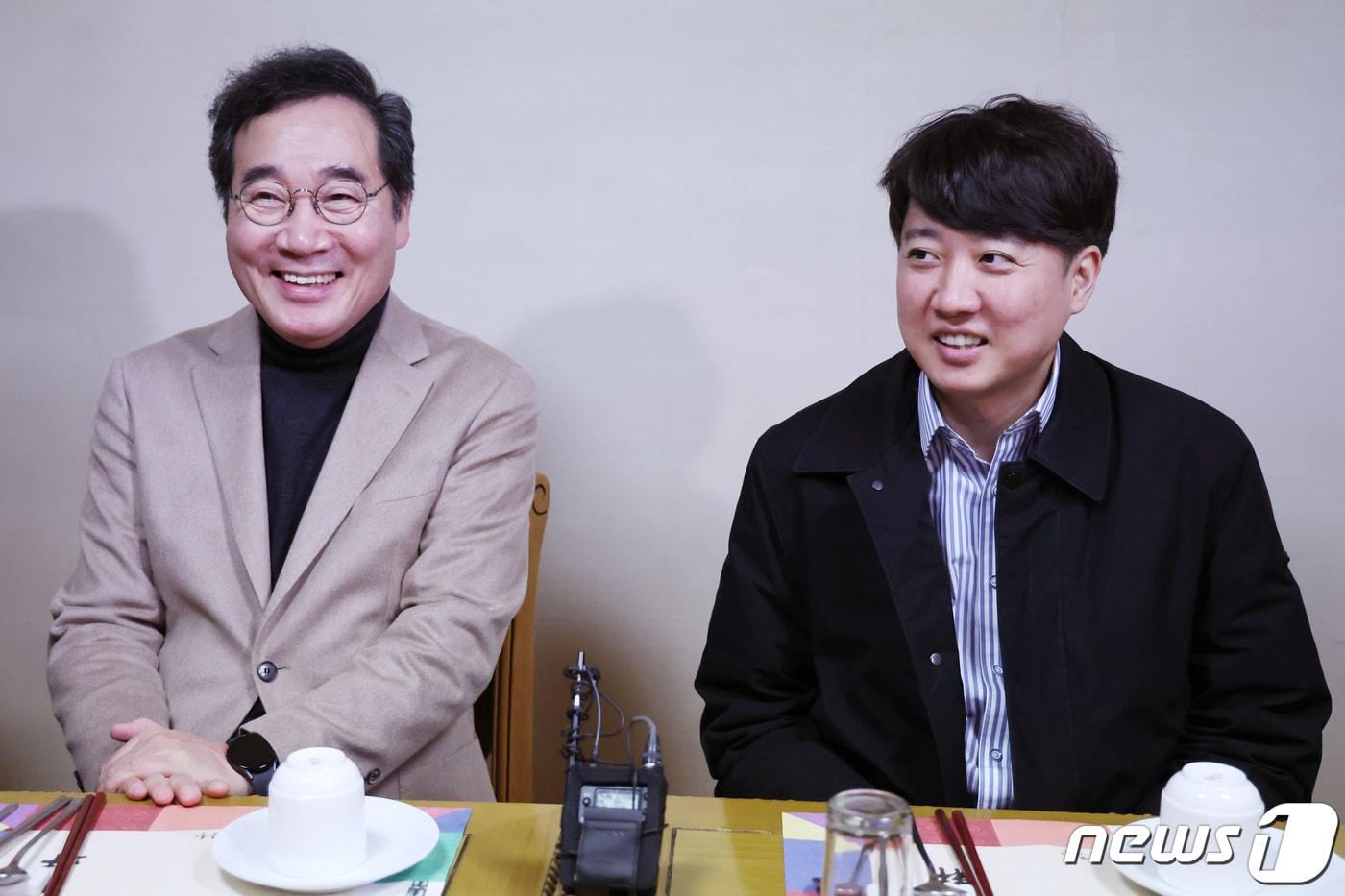 본문 이미지 - 이낙연(왼쪽)·이준석 개혁신당 공동대표가 11일 오후 서울 종로구의 한 식당에서 열린 '제1차 개혁신당 임시 지도부 회의'에서 만나 환하게 웃고 있다. 2024.2.11/뉴스1 ⓒ News1 민경석 기자
