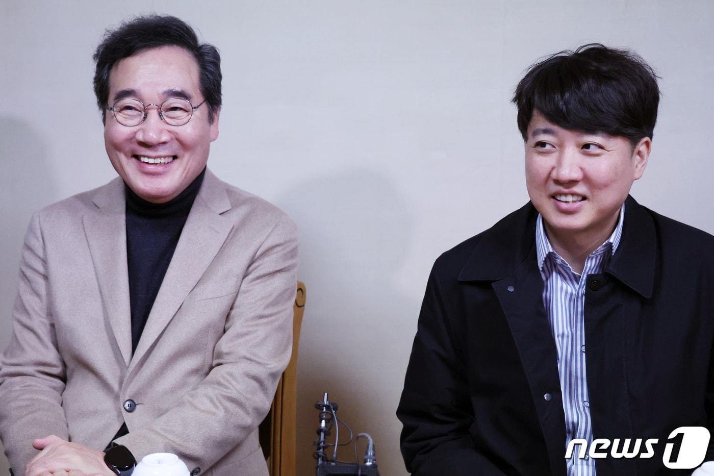 본문 이미지 - 이낙연(왼쪽)·이준석 개혁신당 공동대표가 11일 오후 서울 종로구의 한 식당에서 열린 '제1차 개혁신당 임시 지도부 회의'에서 만나 환하게 웃고 있다. 제3지대 4개 정치세력이 합당을 선언해 '빅텐트'를 꾸린 지 이틀 만에 열린 이번 회의에서는, 정식 지도부 구성과 공천관리위원장 인선 문제 및 합당 대회 일정 등에 대해 논의 할 것으로 관측된다. 2024.2.11/뉴스1 ⓒ News1 민경석 기자
