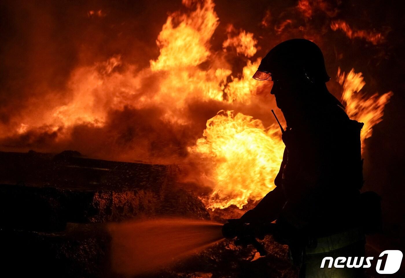 10일(현지시간) 우크라이나 하르키우에서 러시아 군의 드론 공격을 받아 불길에 휩싸인 건물의 모습이 보인다. 2024.2.11 ⓒ 로이터=뉴스1 ⓒ News1 우동명 기자