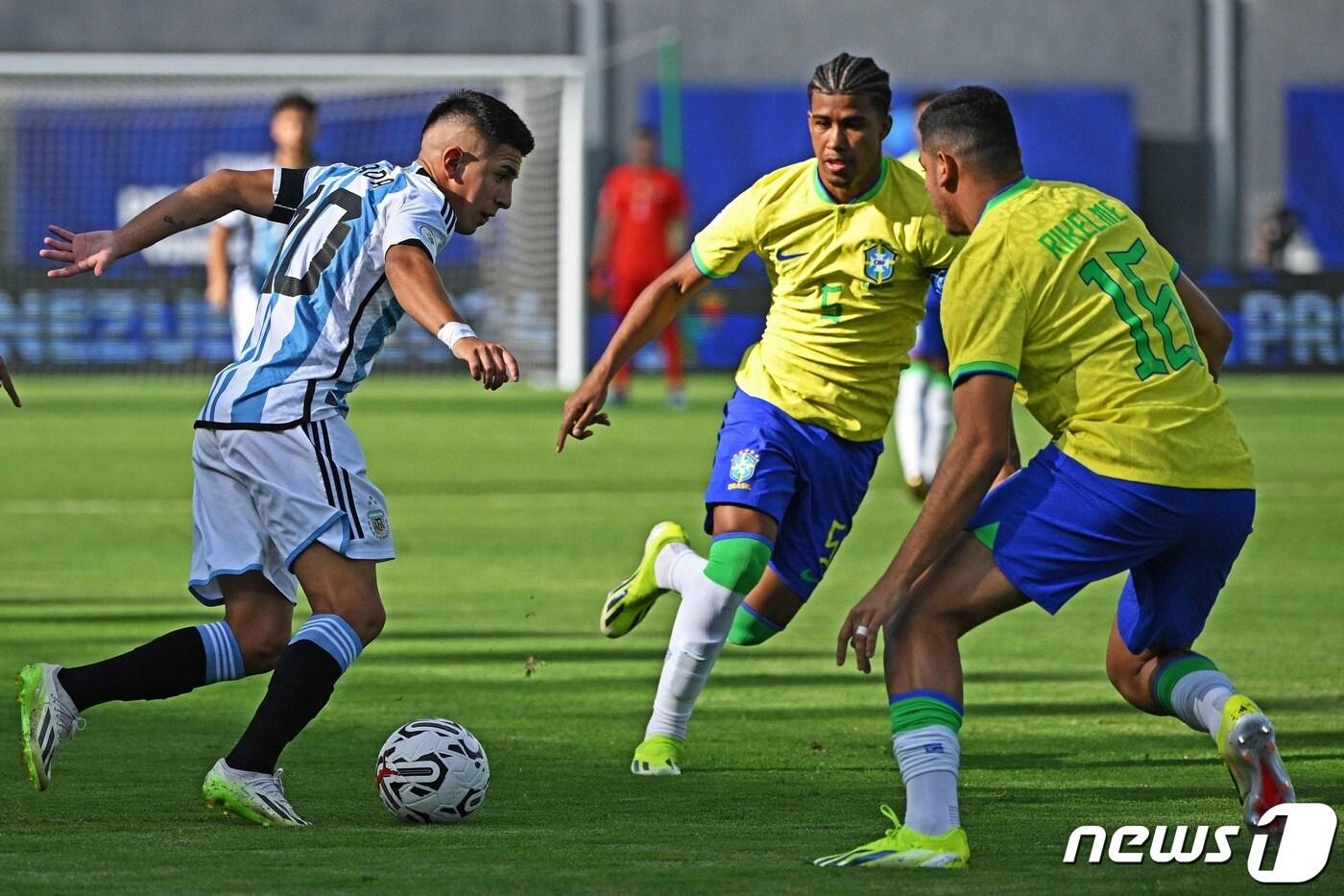 브라질 올림픽 축구 대표팀(유니폼 상의 노란색)이 12일(한국시간) 열린 파리 올림픽 남미 지역 최종 예선에서 아르헨티나에 패하며 본선 진출에 실패했다. ⓒ AFP=뉴스1