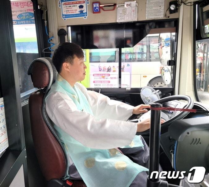 본문 이미지 - 전주 시내버스와 마을버스 기사들이 설 연휴 한복을 입고 시민들을 맞았다. 전주시는 지난 2021년 설 명절부터 매년 추석과 설명절에 시내버스 기사들이 한복을 입고 운행하는 ‘한복데이’를 실시하고 있다.(전주시 제공)/뉴스1