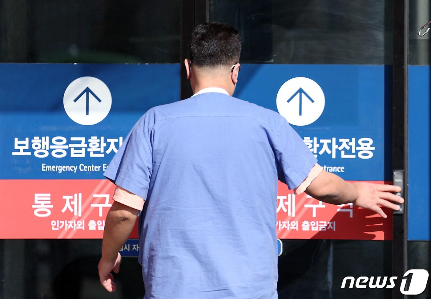 본문 이미지 - 12일 서울의 한 대형 종합병원에서 의료진이 응급실로 향하고 있다. 2024.2.12/뉴스1 ⓒ News1 박정호 기자