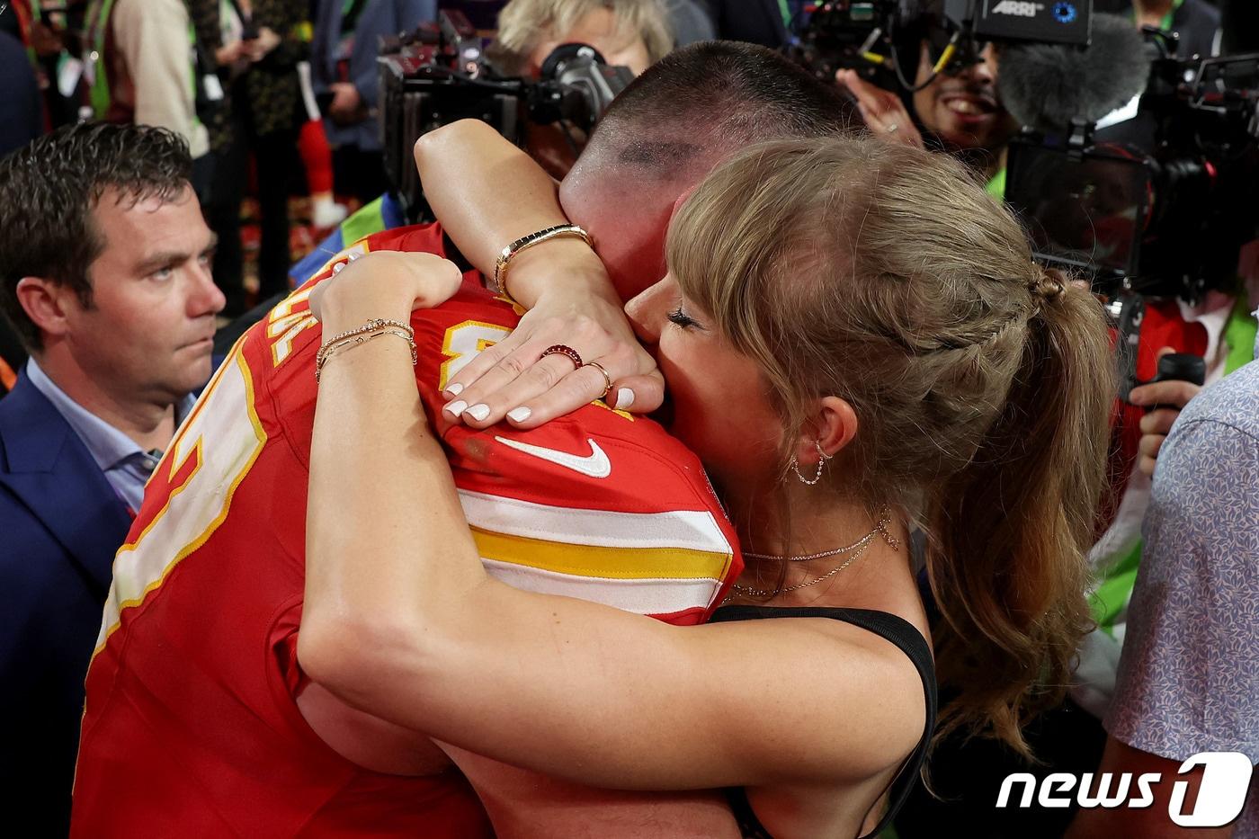 테일러 스위프트와 트래비스 켈시의 포옹 ⓒ AFP=뉴스1