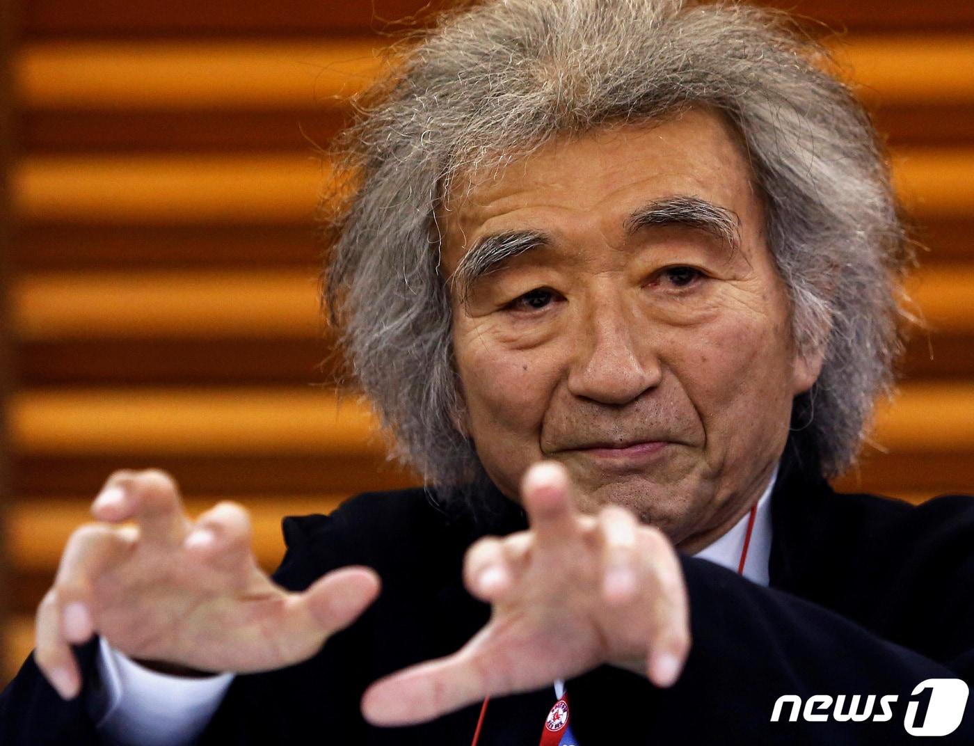 본문 이미지 - 일본의 세계적인 지휘자 오자와 세이지가 2013년 도쿄에서 열린 한 기자회견에서 자세를 취하고 있다. 2013.12.19 ⓒ 로이터=뉴스1 ⓒ News1 강민경 기자