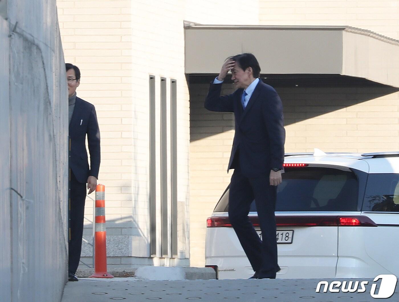 본문 이미지 - 조국 전 법무부 장관이 12일 오후 경남 양산시 하북면 평산마을 문재인 전 대통령 사저를 방문해 이동하고 있다. 2024.2.12/뉴스1 ⓒ News1 윤일지 기자