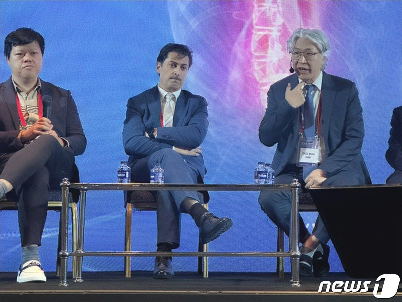 본문 이미지 - 박철웅 대전우리병원 대표병원장(오른쪽)이 '튀르키예 국제 척추내시경 심포지엄'에서 세계적인 척추 권위자들과 토론하고 있다.(대전우리병원 제공)/뉴스1