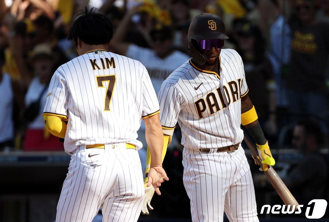 본문 이미지 - 다시 함께 뛰게 된 주릭슨 프로파(오른쪽)와 김하성. ⓒ AFP=뉴스1