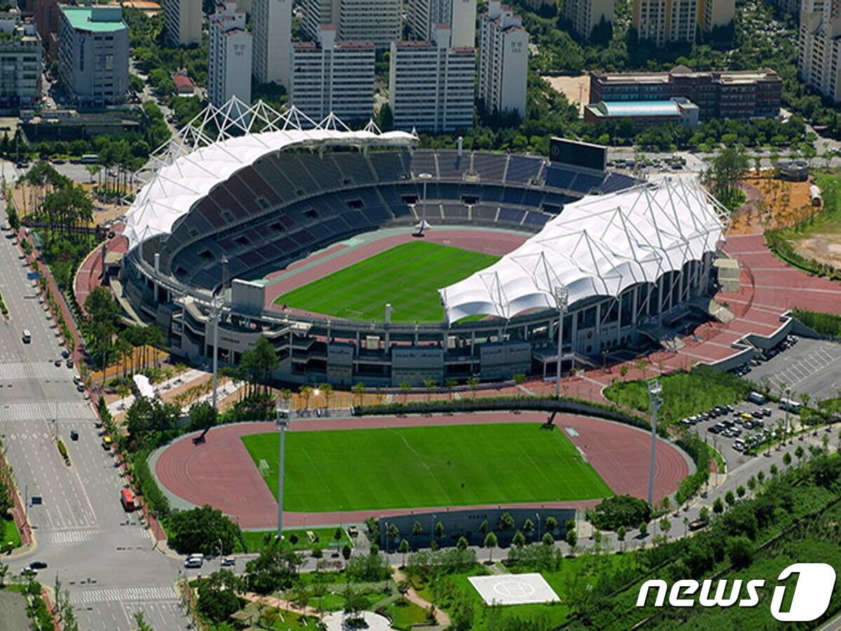 본문 이미지 - 경기 고양시 일산서구 대화동 고양종합운동장과 보조구장. (고양시 제공)