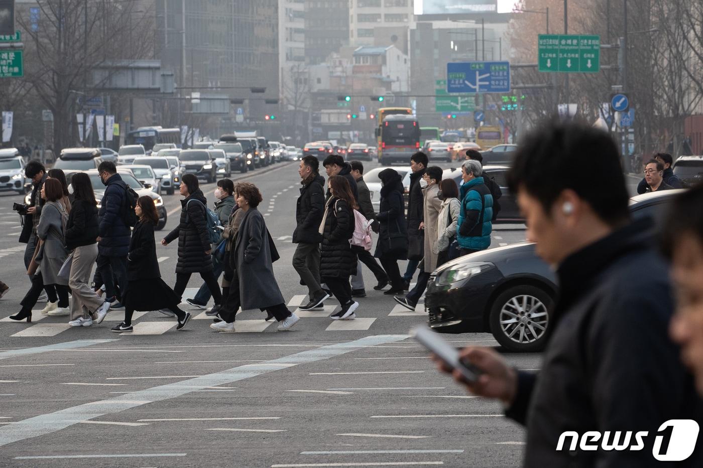 본문 이미지 - 서울 세종대로사거리에서 직장인들이 출근길 발걸음을 옮기고 있다. (사진은 기사 내용과 무관함)  ⓒ 뉴스1 유승관 기자