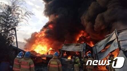 본문 이미지 - 13일 오전 5시57분쯤 전남 담양군 월산면의 한 비닐제조 공장에서 불이 나 소방당국이 진화작업을 하고 있다.(전남 담양소방 제공)2024.2.13/뉴스1 