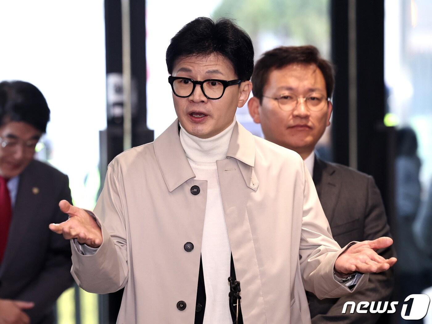 본문 이미지 - 한동훈 국민의힘 비상대책위원장이 13일 오전 서울 여의도 중앙당사로 출근하며 취재진의 질문에 답하고 있다. 2024.2.13/뉴스1 ⓒ News1 구윤성 기자
