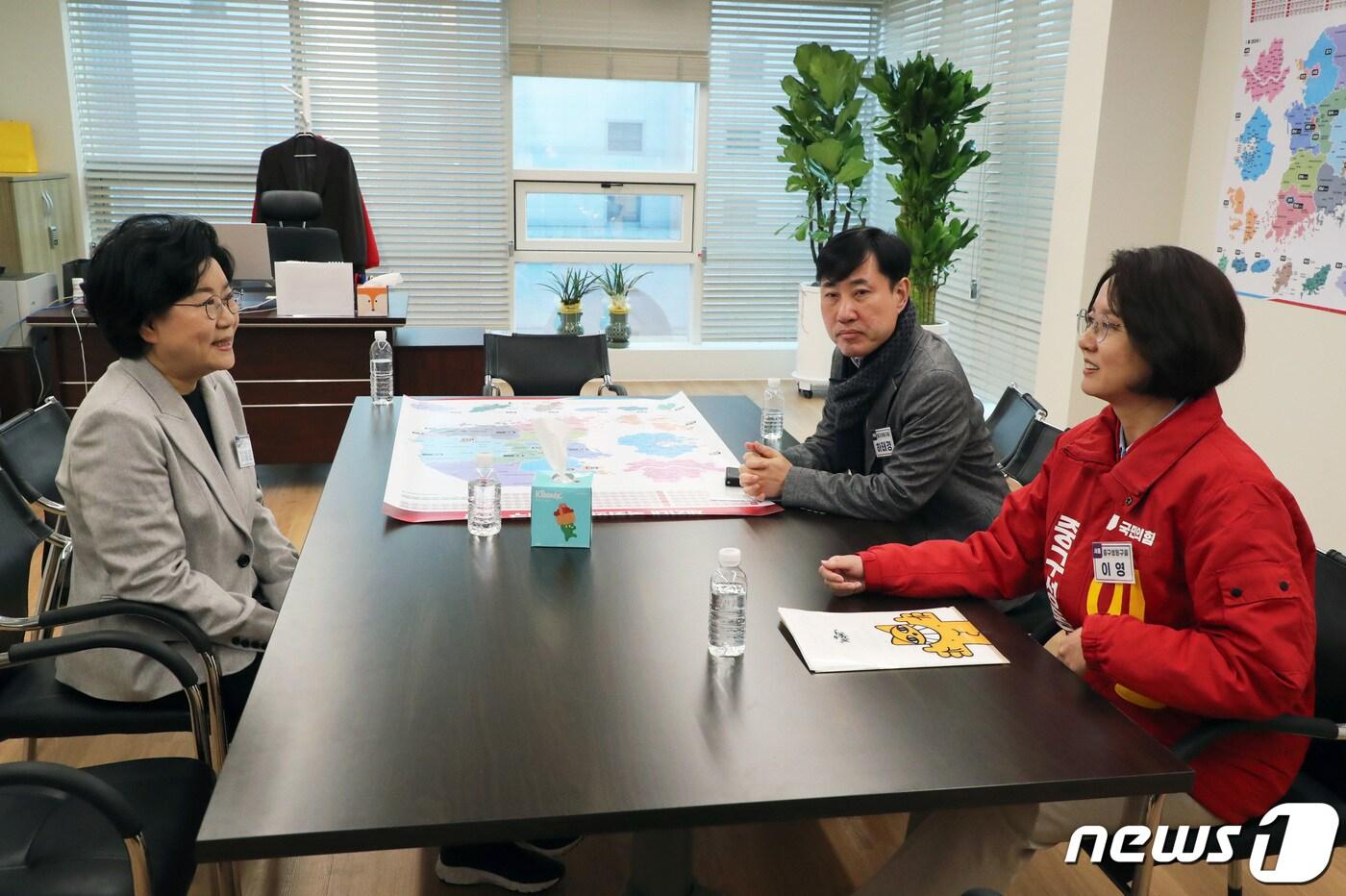 본문 이미지 - 4·10 총선 서울 중구 성동을에 지원한 예비 후보자 이영 전 중소기업벤처부 장관과 이혜훈 전 의원, 하태경 의원이 13일 오전 서울 여의도 국민의힘 중앙당사에서 공천 면접을 앞두고 대기실에서 대화하고 있다. (공동취재) 2024.2.13/뉴스1 ⓒ News1 구윤성 기자